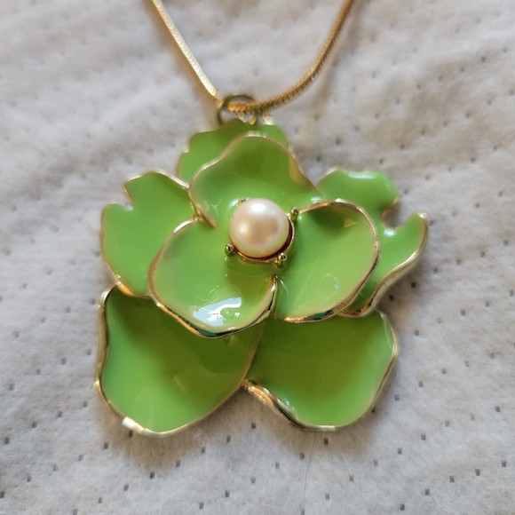 NWOT Lovely Green Enamel Floral Faux Pearl Pendant Necklace - Picture 5 of 7